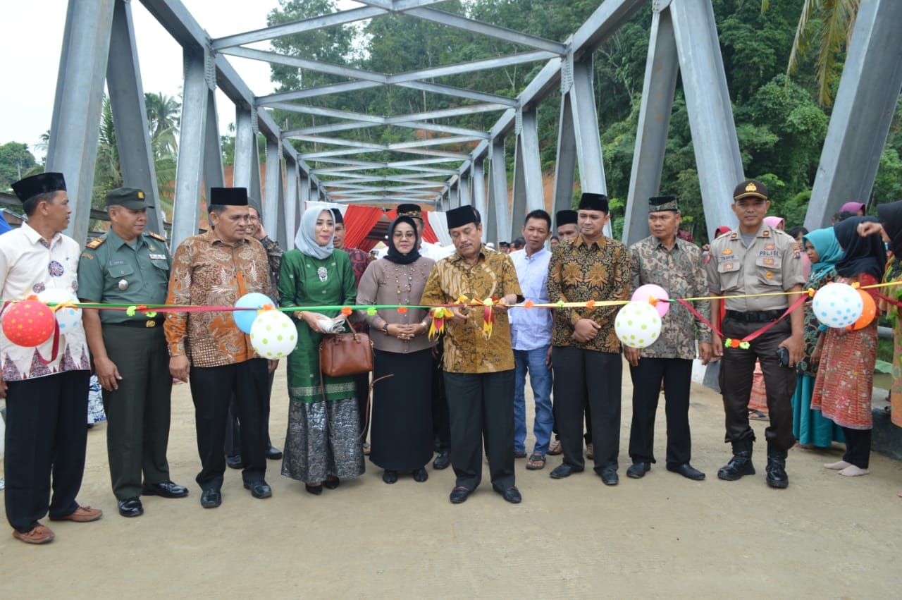 Bupati Sijunjung Yuswir Arifin menggunting pita tanda diresmikannya jembatan Mundam Sakti